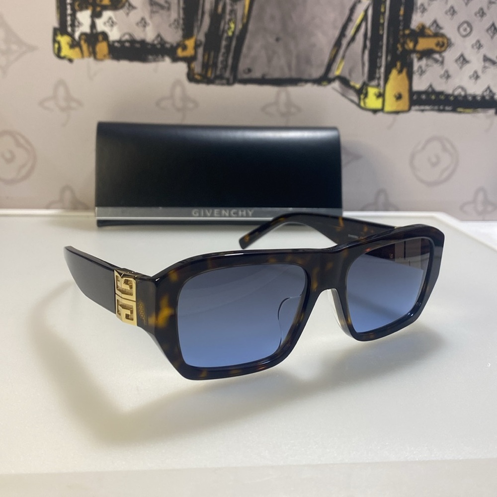 New  Unisex Givenchy Sunglasses 
GV 40036 U 52W
